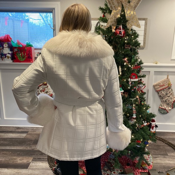 White coat with fox fur collar and cuffs with rabbit lining - Picture 9 of 9